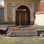 009a stavba křížku u fary